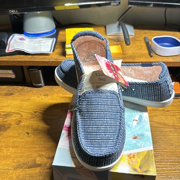BRAND NEW ROXY SLIP ON SNEAKERS - Picture 2 of 3